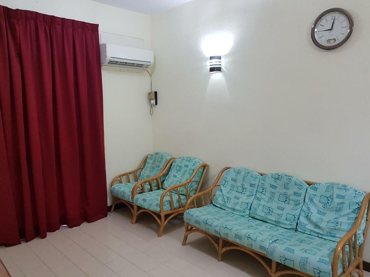 Home Stay Bayu Emas Appartment, Batu Ferringhi Zewnętrze zdjęcie