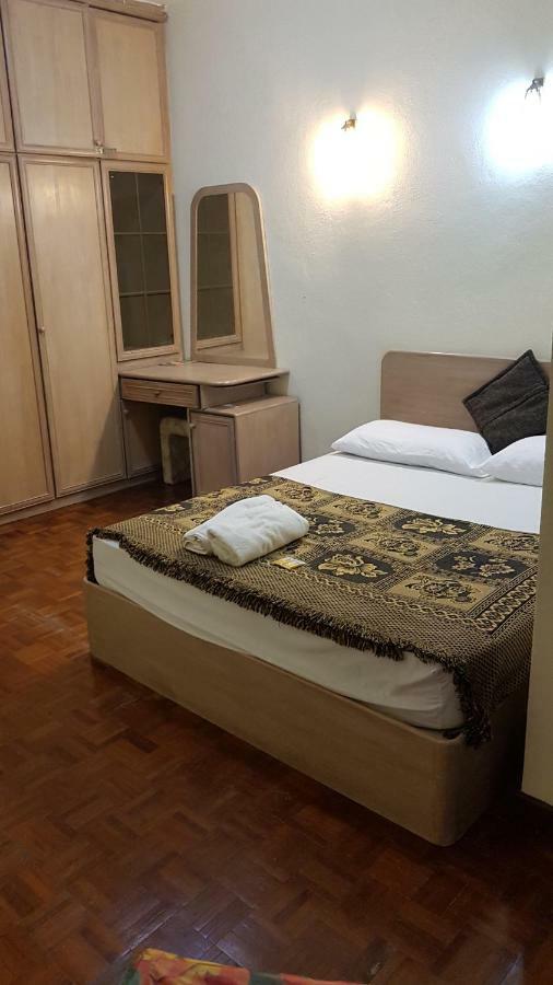 Home Stay Bayu Emas Appartment, Batu Ferringhi Zewnętrze zdjęcie
