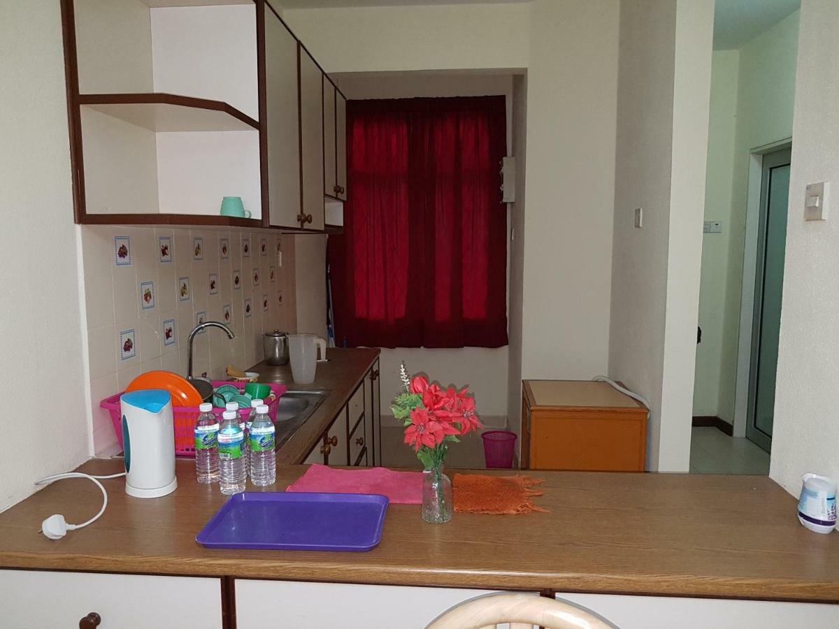 Home Stay Bayu Emas Appartment, Batu Ferringhi Zewnętrze zdjęcie